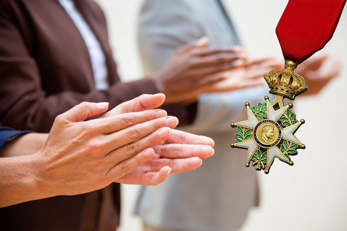huissier recompense par la legion dhonneur